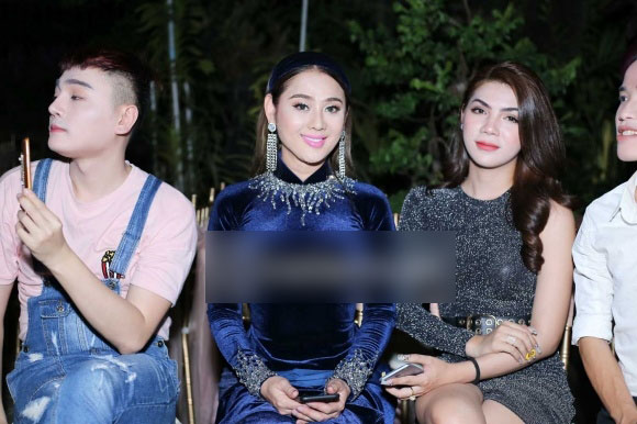 Lâm Khánh Chi diện áo dài nhung xanh dịu dàng, tất bật chuẩn bị cho hôn lễ ngày mai Lâm Khánh Chi diện áo dài nhung xanh dịu dàng, tất bật chuẩn bị cho hôn lễ ngày mai